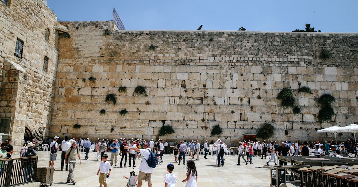 découvrez les sites juifs incontournables à travers le monde, de leurs richesses culturelles à leurs significations historiques. explorez les temples, musées et monuments qui témoignent de la richesse de l'héritage juif.