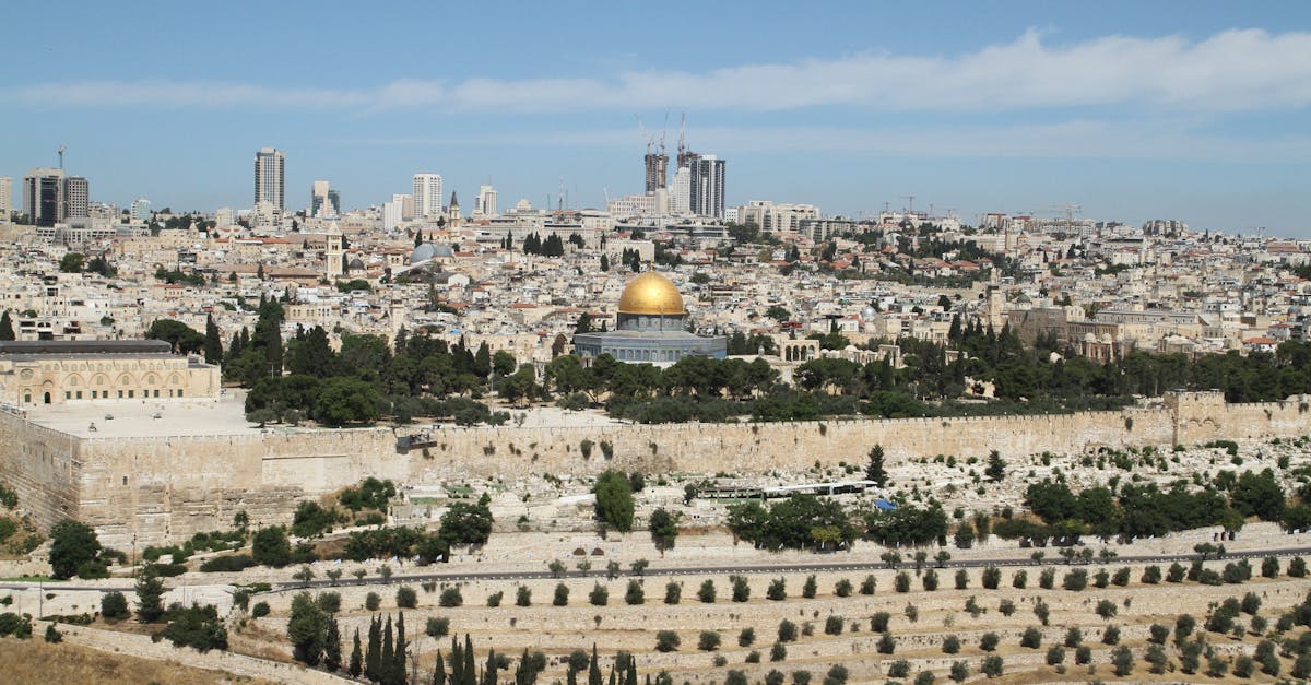 découvrez les sites juifs incontournables, des lieux empreints d'histoire et de culture, qui célèbrent la richesse du patrimoine juif à travers le monde. explorez synagogues, musées et monuments historiques qui racontent des histoires fascinantes.