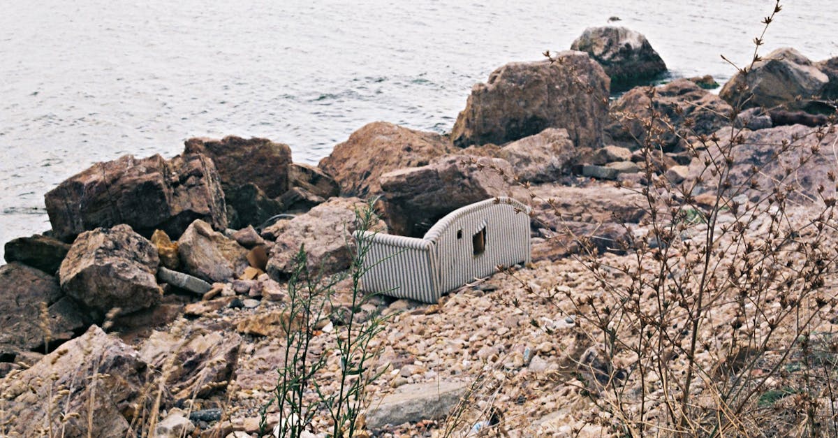 kınalıada, une île pittoresque des princes en turquie, offre une escapade paisible avec ses plages de sable doré, ses paysages naturels enchanteurs et ses traditions culturelles authentiques. découvrez ses charmantes ruelles, savourez une cuisine locale délicieuse et profitez d'une atmosphère relaxante loin de l'agitation urbaine.