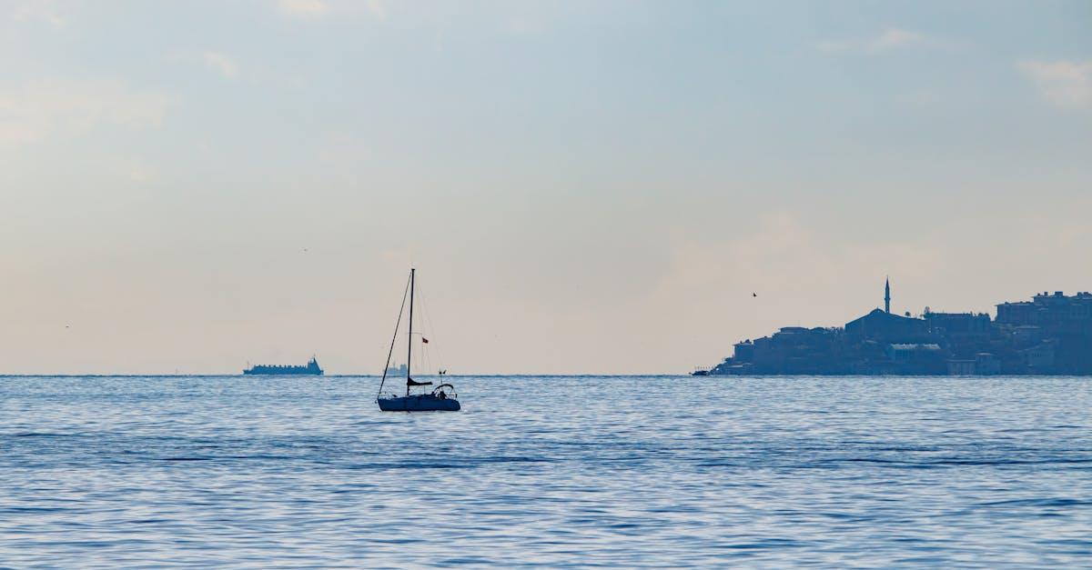 découvrez kınalıada, une charmante île des princes en turquie, réputée pour ses plages pittoresques, ses paysages sereins et son atmosphère paisible. parfaite pour une escapade relaxante, explorez ses ruelles, savourez la cuisine locale et profitez de vues imprenables sur la mer de marmara.