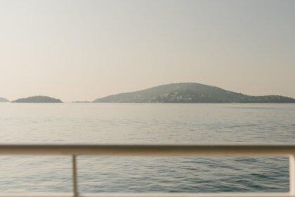 découvrez kınalıada, une charmante île de la mer de marmara, célèbre pour ses plages magnifiques, ses paysages pittoresques et son ambiance paisible. parfaite pour une escapade relaxante, elle offre des promenades à vélo, des restaurants en bord de mer et une riche culture locale.