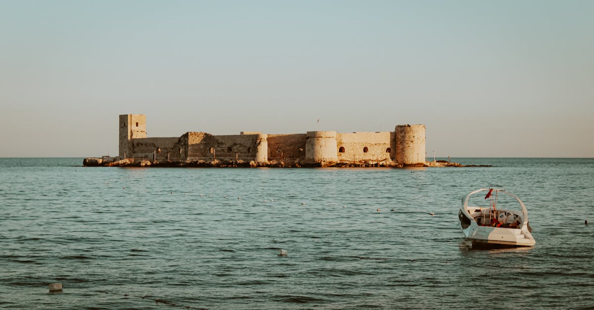 découvrez kızkalesi, une magnifique destination en turquie, célèbre pour ses plages ensoleillées, son château surplombant la mer méditerranée et ses légendes fascinantes. profitez d'activités nautiques, de la cuisine locale délicieuse et d'une ambiance authentique dans ce coin idyllique de la côte turque.