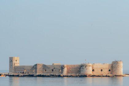 découvrez kızkalesi, la magnifique ville côtière en turquie, célèbre pour son château surplombant la mer méditerranée et ses plages de sable doré. explorez son riche patrimoine historique et profitez d'activités nautiques inoubliables dans ce véritable paradis touristique.