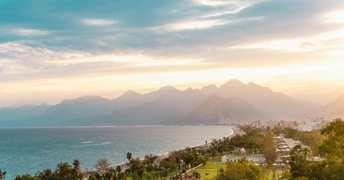 découvrez la magnifique plage de konyaaltı, un trésor de la côte turque offrant des eaux cristallines, des paysages à couper le souffle et une ambiance animée. profitez d'activités nautiques, de restaurants raffinés et d'espaces de détente pour une journée inoubliable au bord de la mer méditerranée.
