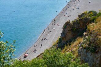 découvrez la plage de konyaaltı, un paradis méditerranéen d'antalya proposant des eaux cristallines, des activités nautiques excitantes et des paysages à couper le souffle. profitez d'une journée de détente au soleil sur cette plage emblématique, idéale pour les familles et les amoureux de la nature.