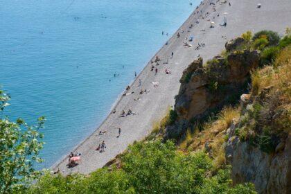 découvrez la plage de konyaaltı, un paradis méditerranéen d'antalya proposant des eaux cristallines, des activités nautiques excitantes et des paysages à couper le souffle. profitez d'une journée de détente au soleil sur cette plage emblématique, idéale pour les familles et les amoureux de la nature.