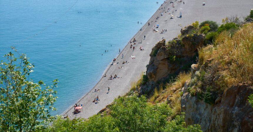 découvrez la plage de konyaaltı, un paradis méditerranéen d'antalya proposant des eaux cristallines, des activités nautiques excitantes et des paysages à couper le souffle. profitez d'une journée de détente au soleil sur cette plage emblématique, idéale pour les familles et les amoureux de la nature.