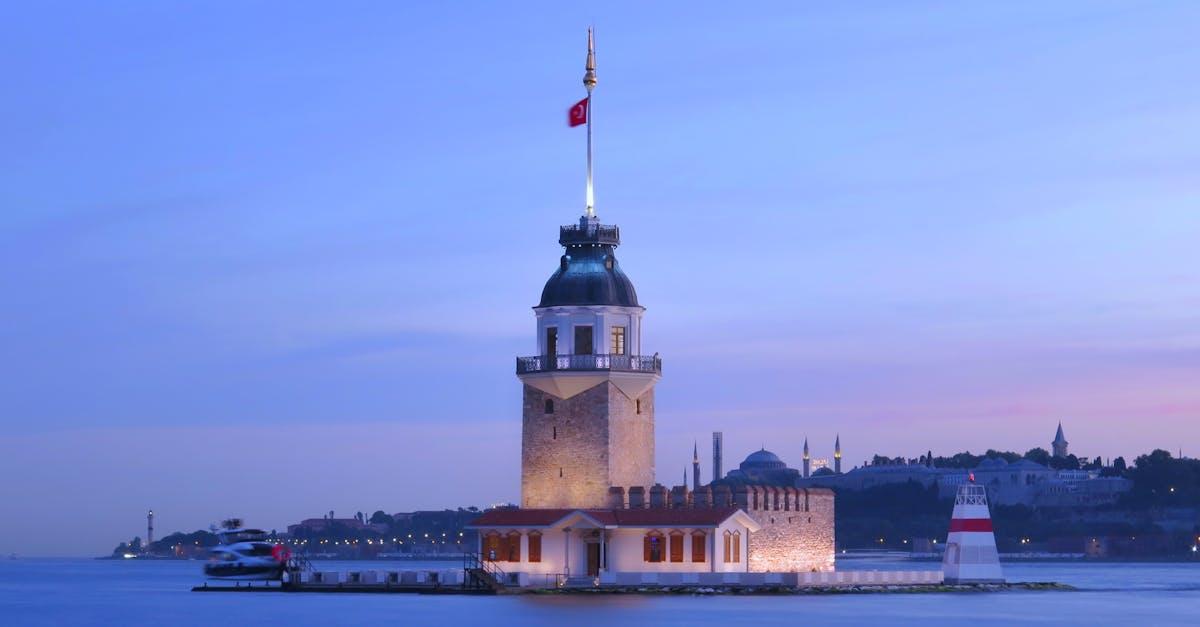 découvrez la tour de la vierge, emblématique monument d'istanbul, symbole de romance et d'histoire. plongez dans son riche passé et admirez des vues à couper le souffle sur le bosphore. une visite incontournable qui allie légende et beauté architecturale.
