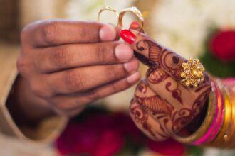 découvrez tout sur le mariage : conseils pour organiser la cérémonie, inspirations de décoration, choix de robes et costumes, idées de thèmes et astuces pour rendre ce jour inoubliable.
