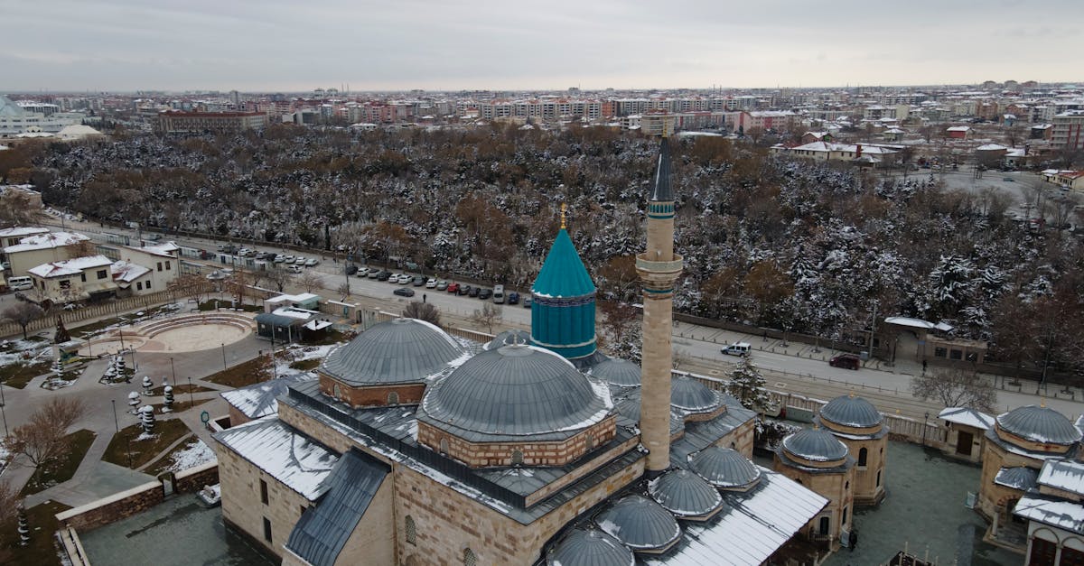 découvrez le musée mevlana, un lieu fascinant dédié à la vie et à l'œuvre du poète et philosophe jalal ad-din rumi. plongez dans l'histoire de la mystique soufie, admirez les expositions uniques et ressentez la sérénité de cet espace spirituel emblématique à konya, turquie.
