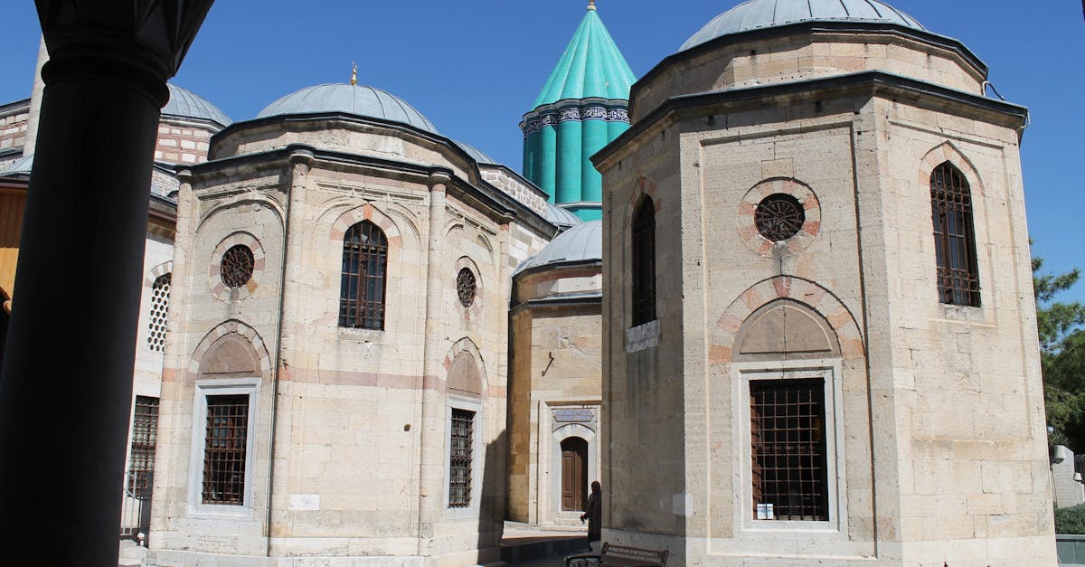découvrez le musée mevlana, un lieu emblématique dédié à la vie et à l'œuvre du célèbre poète et mystique jalal al-din rumi. plongez dans l'univers de la culture soufie à travers ses expositions riches en histoire et en spiritualité.