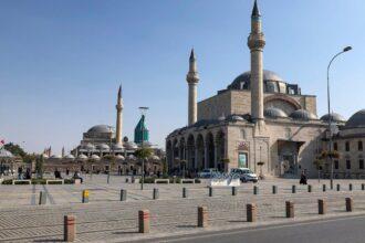 découvrez le musée mevlana, un sanctuaire de paix et de spiritualité dédié à jalal al-din rumi. plongez dans l'univers mystique du soufisme à travers des expositions fascinantes, des artefacts historiques et un cadre enchanteur à konya, en turquie.