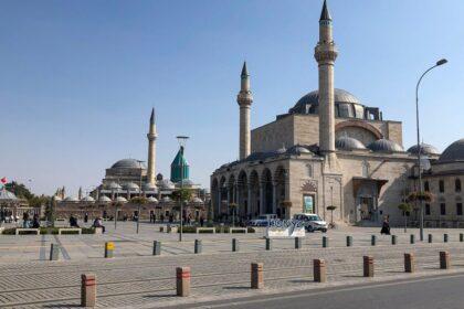 découvrez le musée mevlana, un sanctuaire de paix et de spiritualité dédié à jalal al-din rumi. plongez dans l'univers mystique du soufisme à travers des expositions fascinantes, des artefacts historiques et un cadre enchanteur à konya, en turquie.