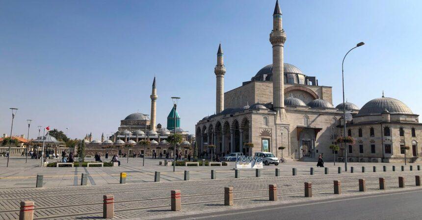 découvrez le musée mevlana, un sanctuaire de paix et de spiritualité dédié à jalal al-din rumi. plongez dans l'univers mystique du soufisme à travers des expositions fascinantes, des artefacts historiques et un cadre enchanteur à konya, en turquie.