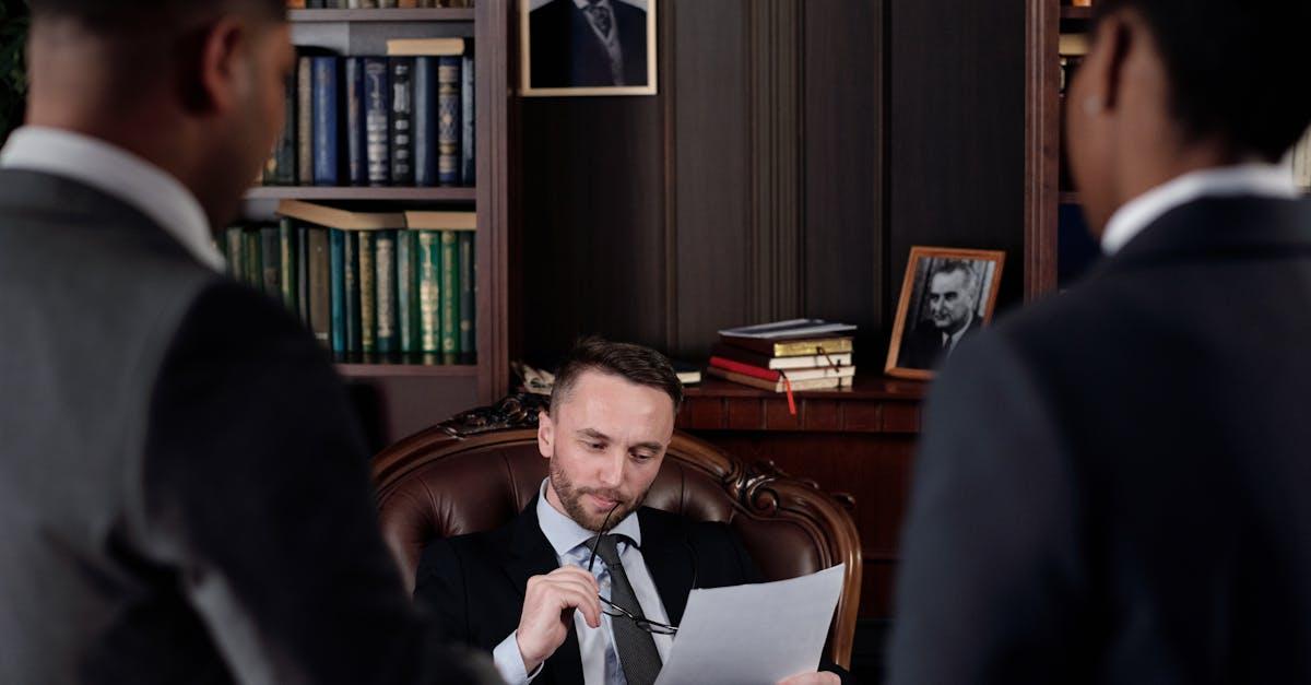 découvrez les clés de la négociation réussie : techniques, stratégies et conseils pratiques pour améliorer vos compétences en communication et parvenir à des accords gagnant-gagnant.