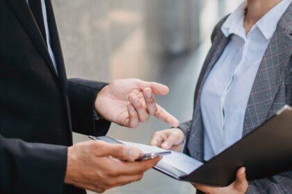 découvrez les meilleures stratégies et techniques de négociation pour améliorer vos compétences en communication et atteindre des accords gagnant-gagnant. apprenez à convaincre, écouter et mieux comprendre les besoins des autres lors de vos discussions.