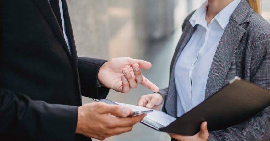 découvrez les meilleures stratégies et techniques de négociation pour améliorer vos compétences en communication et atteindre des accords gagnant-gagnant. apprenez à convaincre, écouter et mieux comprendre les besoins des autres lors de vos discussions.