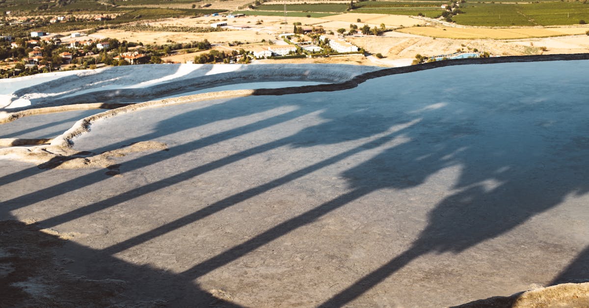 découvrez pamukkale, un site naturel exceptionnel en turquie, connu pour ses terrasses de travertin blanc et ses sources thermales. un lieu magique mêlant histoire et beauté, parfait pour une escapade inoubliable.