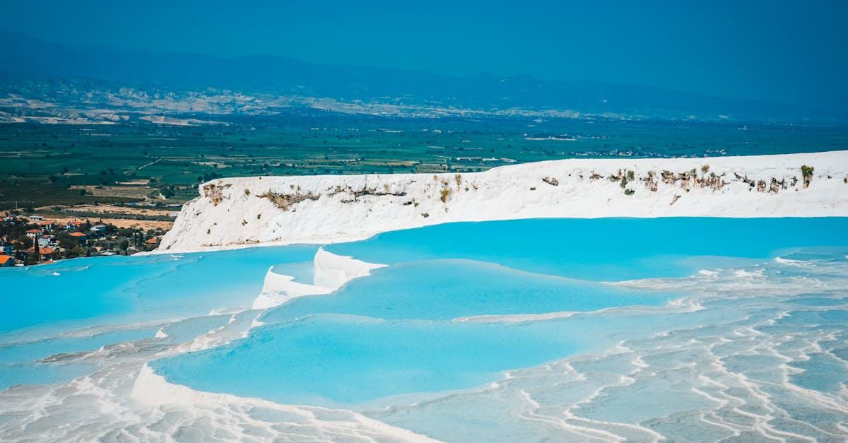 découvrez pamukkale, un site naturel enchanteur en turquie célèbre pour ses terrasses de travertin blanc et ses sources thermales. plongez dans l'histoire avec ses vestiges romains et savourez une expérience unique de détente et de beauté naturelle.