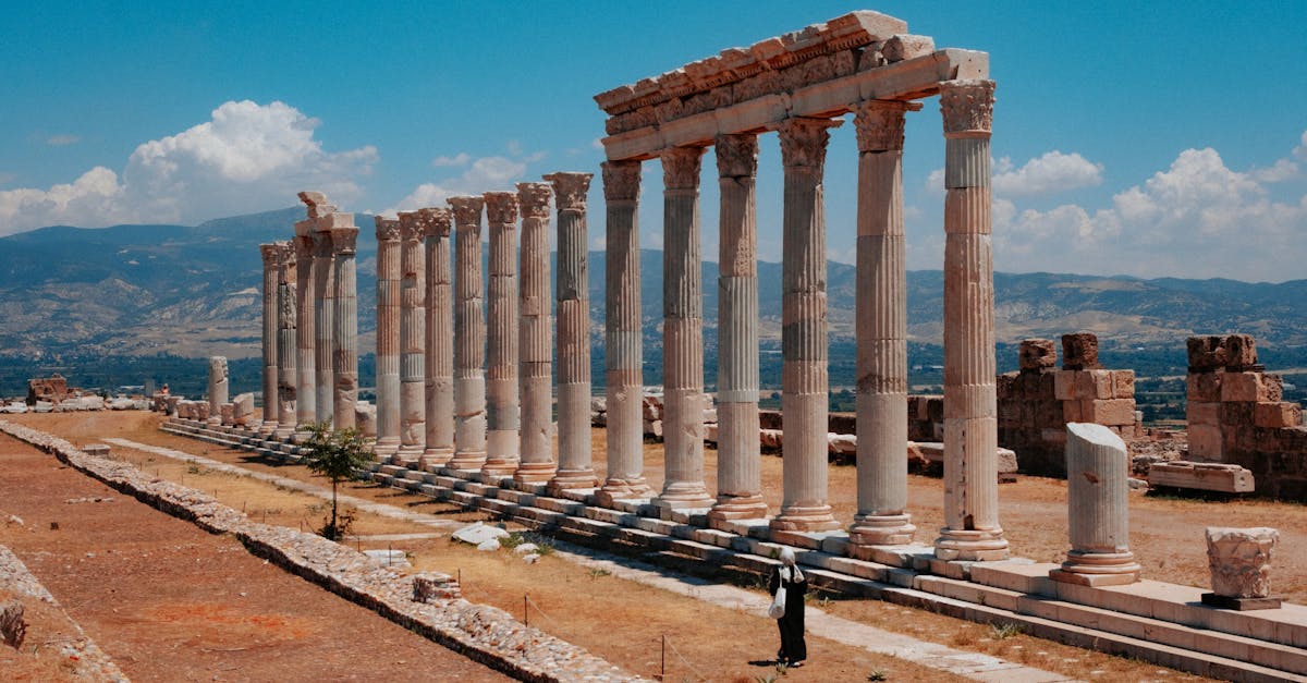 découvrez pamukkale, la merveille naturelle de turquie, célèbre pour ses terrasses de travertin blanches et ses eaux thermales riches en minéraux. explorez ce site classé au patrimoine mondial de l'unesco et vivez une expérience inoubliable au cœur de paysages époustouflants.