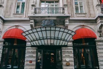 découvrez le pera palace hotel, un emblème d'élégance et d'histoire au cœur d'istanbul. plongez dans l'héritage de cet hôtel de luxe, où le charme du passé rencontre le confort moderne, offrant une expérience inoubliable pour les voyageurs exigeants.