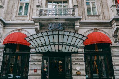 découvrez le pera palace hotel, un emblème d'élégance et d'histoire au cœur d'istanbul. plongez dans l'héritage de cet hôtel de luxe, où le charme du passé rencontre le confort moderne, offrant une expérience inoubliable pour les voyageurs exigeants.