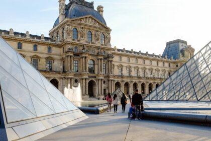 découvrez le musée rahmi m. koç, un lieu fascinant dédié à l'histoire industrielle et maritime de la turquie. explorez une vaste collection d'objets historiques, de véhicules anciens et d'expositions interactives qui célèbrent l'innovation et le patrimoine culturel. parfait pour les passionnés d'histoire et les familles en quête de découvertes enrichissantes.