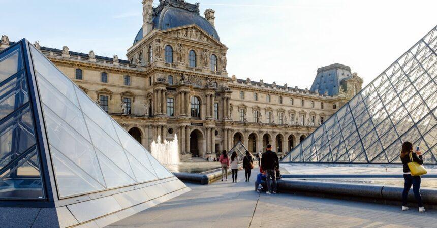 découvrez le musée rahmi m. koç, un lieu fascinant dédié à l'histoire industrielle et maritime de la turquie. explorez une vaste collection d'objets historiques, de véhicules anciens et d'expositions interactives qui célèbrent l'innovation et le patrimoine culturel. parfait pour les passionnés d'histoire et les familles en quête de découvertes enrichissantes.