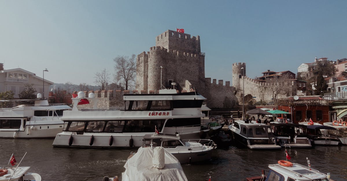 découvrez rumeli hisarı, la majestueuse forteresse ottomane surplombant le bosphore à istanbul. plongez dans l'histoire fascinante de ce monument emblématique, admirez son architecture impressionnante et profitez de panoramas à couper le souffle.