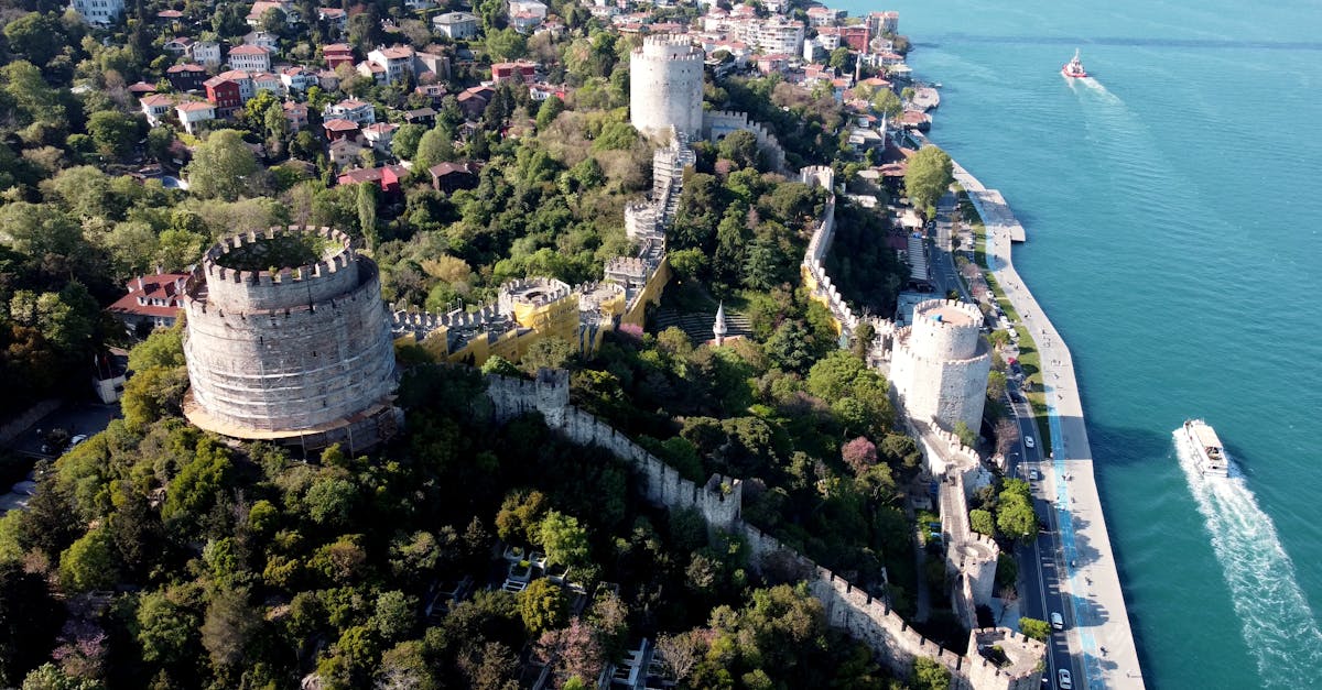 découvrez rumeli hisarı, une impressionnante forteresse historique située à istanbul, offrant des vues panoramiques sur le bosphore. plongez dans l'histoire ottomane et explorez ses remparts majestueux, ses jardins pittoresques et son atmosphère fascinante qui témoigne d'une époque révolue.
