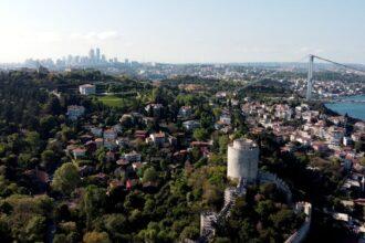 découvrez rumeli hisarı, la majestueuse forteresse ottomane qui surplombe le bosphore à istanbul. plongez dans l'histoire fascinante de ce monument emblématique, explorez ses remparts imposants et profitez de vues à couper le souffle sur la ville.
