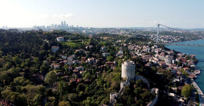 découvrez rumeli hisarı, la majestueuse forteresse ottomane qui surplombe le bosphore à istanbul. plongez dans l'histoire fascinante de ce monument emblématique, explorez ses remparts imposants et profitez de vues à couper le souffle sur la ville.