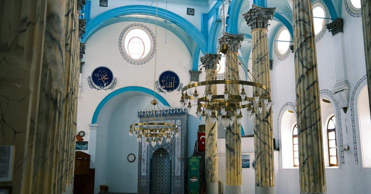 découvrez la mosquée rüstem pacha, un chef-d'œuvre de l'architecture ottomane à istanbul, célèbre pour ses superbes carreaux de céramique et son ambiance paisible. plongez dans l'histoire et la splendeur de ce monument emblématique qui témoigne de l'artisanat et de la culture de l'époque.