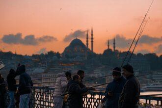 découvrez la mosquée rüstem pacha, un chef-d'œuvre de l'architecture ottomane, célèbre pour ses magnifiques carreaux d'iznik et son atmosphère paisible, située au cœur d'istanbul.