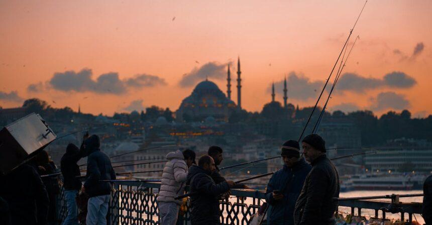 découvrez la mosquée rüstem pacha, un chef-d'œuvre de l'architecture ottomane, célèbre pour ses magnifiques carreaux d'iznik et son atmosphère paisible, située au cœur d'istanbul.