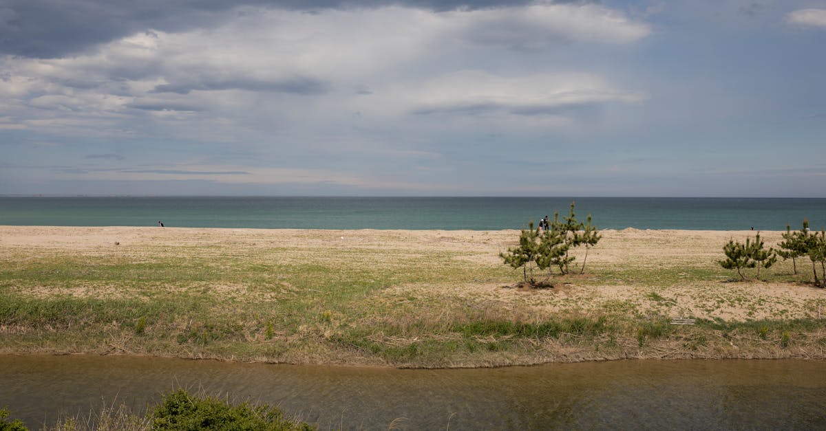 découvrez la plage de samandag, un véritable joyau caché de la côte méditerranéenne. profitez de ses eaux cristallines, de son ambiance paisible et de ses paysages à couper le souffle. idéale pour se détendre, nager et admirer le coucher de soleil, samandag est la destination parfaite pour des vacances inoubliables au cœur de la nature.
