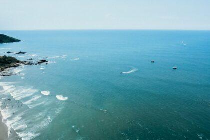 découvrez la plage de samandag, un véritable trésor de la côte méditerranéenne en turquie. avec son sable doré et ses eaux cristallines, cette destination paisible est parfaite pour des journées de détente au soleil, des activités nautiques et des paysages marins à couper le souffle. explorez la beauté naturelle et la richesse culturelle de cette région incontournable.