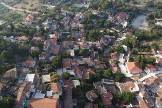 découvrez şirince, un charmant village turc aux ruelles pavées, réputé pour ses maisons traditionnelles et ses vins exquis. explorez son riche patrimoine culturel, savourez une cuisine locale délicieuse et laissez-vous séduire par la beauté naturelle qui entoure ce havre de paix.