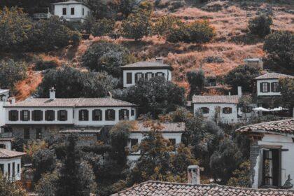 découvrez sirince, un charmant village turc réputé pour son architecture traditionnelle, ses vins exquis et ses paysages pittoresques. imprégnez-vous de l'atmosphère authentique de ce havre de paix où la nature et la culture se rencontrent.