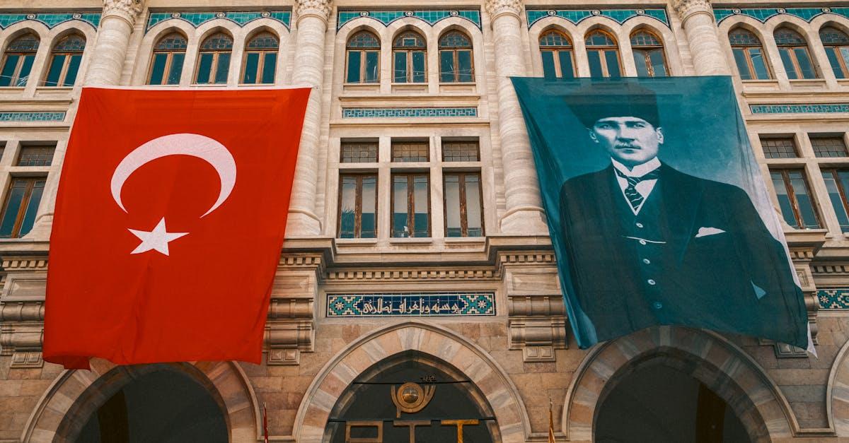 découvrez sirkeci, quartier emblématique d'istanbul où l'histoire rencontre la modernité. flânez dans ses rues charmantes, explorez ses boutiques uniques et savourez la délicieuse cuisine turque. une expérience inoubliable au cœur de la ville.