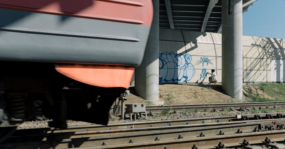 découvrez l'univers des trains de banlieue : une solution pratique pour vos déplacements quotidiens. explorez les avantages, l'accessibilité et les services offerts pour vos trajets urbains et périurbains. pratiquez une mobilité durable tout en profitant des paysages environnants.