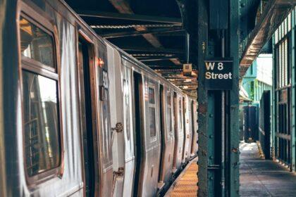 découvrez tout sur les trains suburbains : un mode de transport pratique et économique, idéal pour les déplacements quotidiens. informez-vous sur les horaires, les itinéraires et les avantages des trains qui relient les banlieues aux centres urbains.