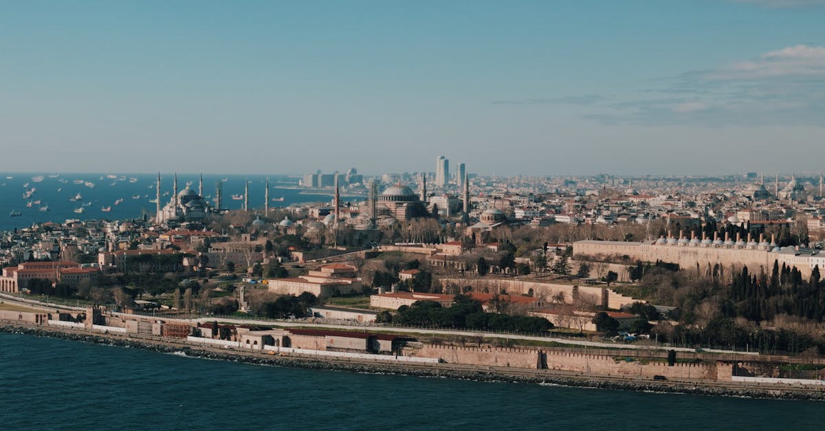 découvrez le quartier historique de sultanahmet à istanbul, où se côtoient la majestueuse mosquée bleue, l'imposant palais de topkapi et les ruines antiques, offrant une immersion unique dans l'histoire et la culture turque.