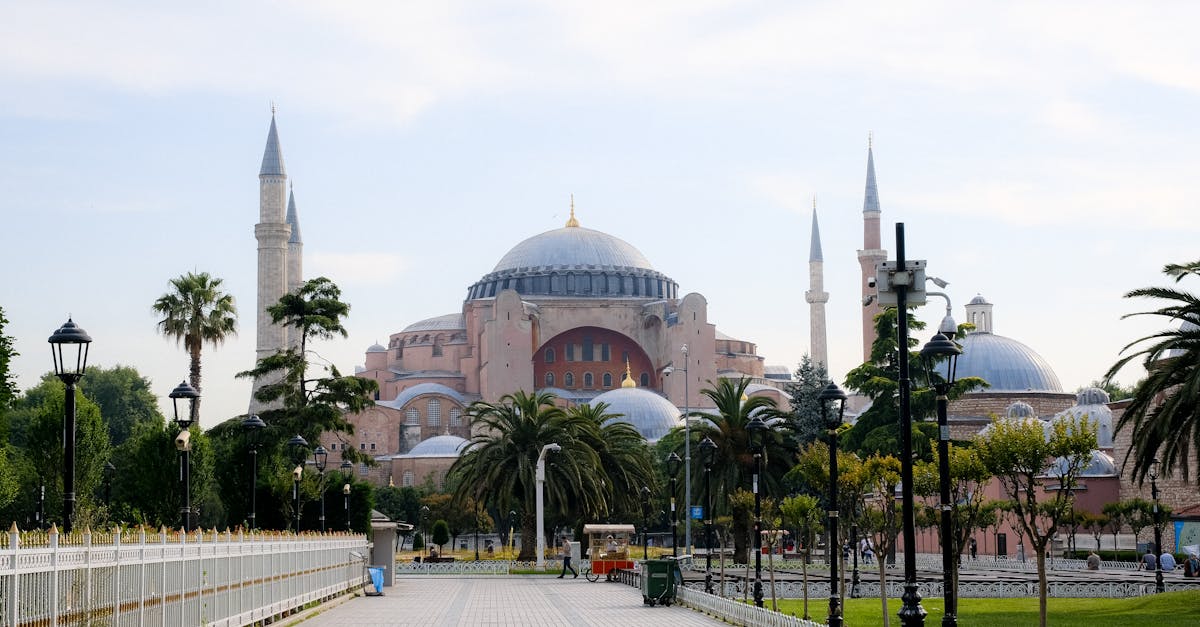 découvrez sultanahmet, le cœur historique d'istanbul, où l'histoire rencontre la culture. admirez des monuments emblématiques tels que la mosquée bleue et hagia sophia, flânez dans les rues animées et savourez la délicieuse cuisine turque. une expérience inoubliable vous attend dans ce quartier emblématique.