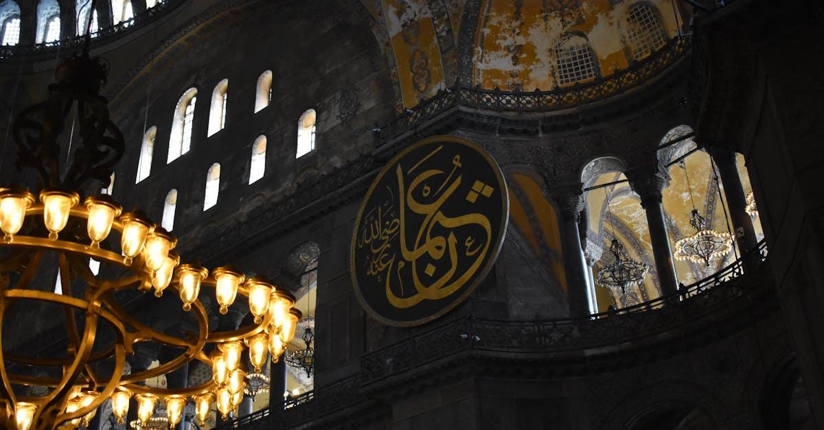 découvrez sultanahmet, le cœur historique d'istanbul, où les merveilles de l'architecture byzantine et ottomane se rencontrent. explorez la majestueuse mosquée bleue, la sublime sainte-sophie et le fascinant palais de topkapi. plongez dans l'histoire, la culture et la gastronomie de cette destination incontournable.