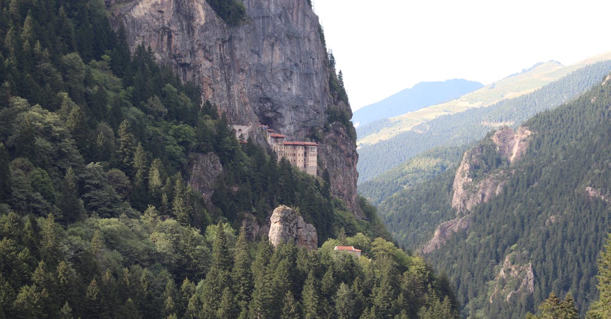 découvrez le monastère de sumela, un trésor historique niché dans les montagnes de la turquie, célèbre pour son architecture byzantine spectaculaire et ses fresques anciennes. plongez dans l'histoire et la beauté naturelle de ce lieu sacré.