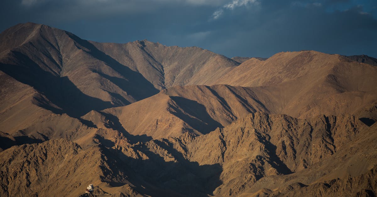 découvrez le monastère de sumela, un chef-d'œuvre d'architecture byzantine niché dans les falaises de la montagne de maçka en turquie. plongez dans son histoire fascinante, admirez ses fresques anciennes et la beauté naturelle des paysages environnants. un incontournable pour les passionnés d'histoire et de nature.