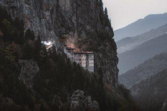 découvrez le monastère de sumela, un joyau de l'architecture byzantine niché dans les montagnes pontiques de turquie. plongez dans son histoire fascinante, son cadre naturel époustouflant et ses fresques emblématiques.