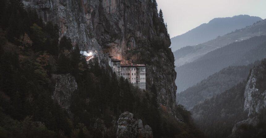 découvrez le monastère de sumela, un joyau de l'architecture byzantine niché dans les montagnes pontiques de turquie. plongez dans son histoire fascinante, son cadre naturel époustouflant et ses fresques emblématiques.