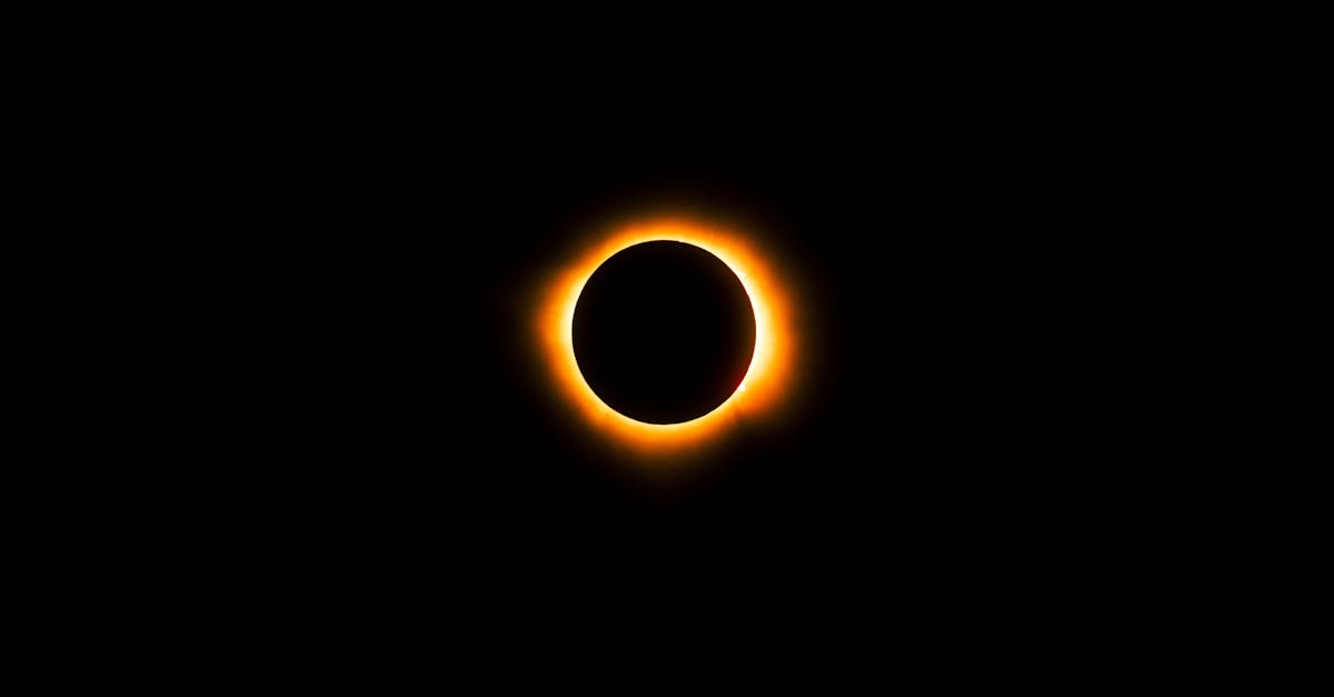 découvrez l'ultime expérience céleste avec une éclipse solaire totale. apprenez tout sur ce phénomène spectaculaire, son origine, son parcours et comment profiter au mieux de ce moment unique dans le ciel. ne manquez pas l'occasion d'admirer cette merveille de la nature !
